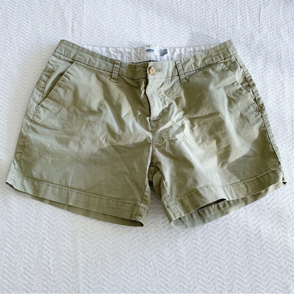 Women’s Old Navy Army Green Twill Shorts 4” inseam Fits like an 8